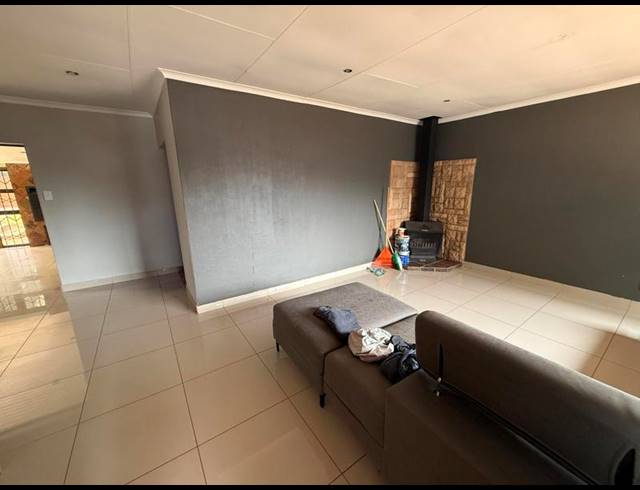 4 BEDROOM HOUSE FOR SALE IN ROOIHUISKRAAL